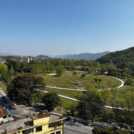 Hotel Lake Shore Pokhara Bagian luar foto