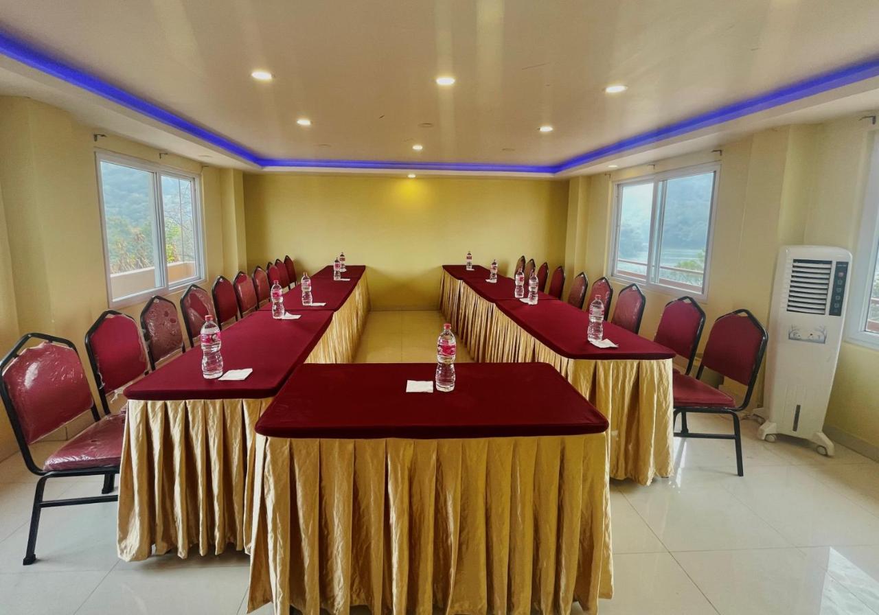 Hotel Lake Shore Pokhara Bagian luar foto