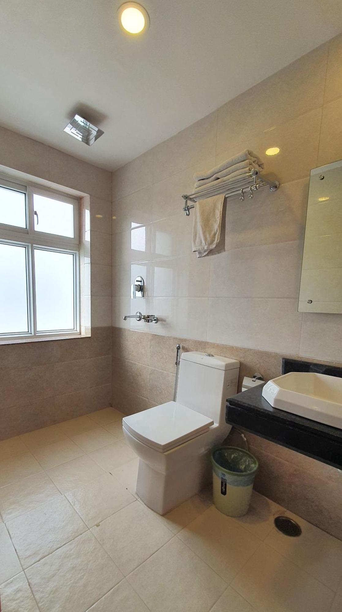 Hotel Lake Shore Pokhara Bagian luar foto