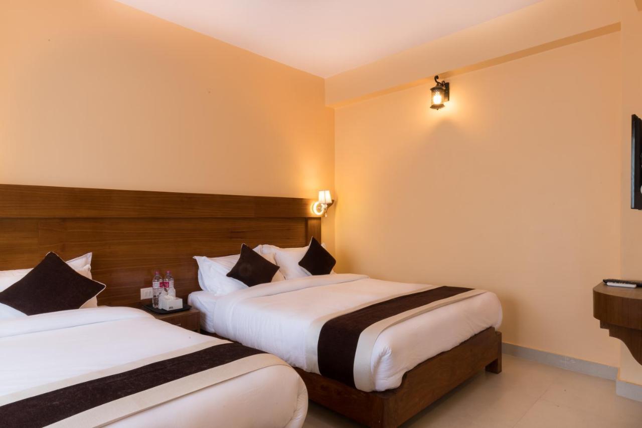 Hotel Lake Shore Pokhara Bagian luar foto