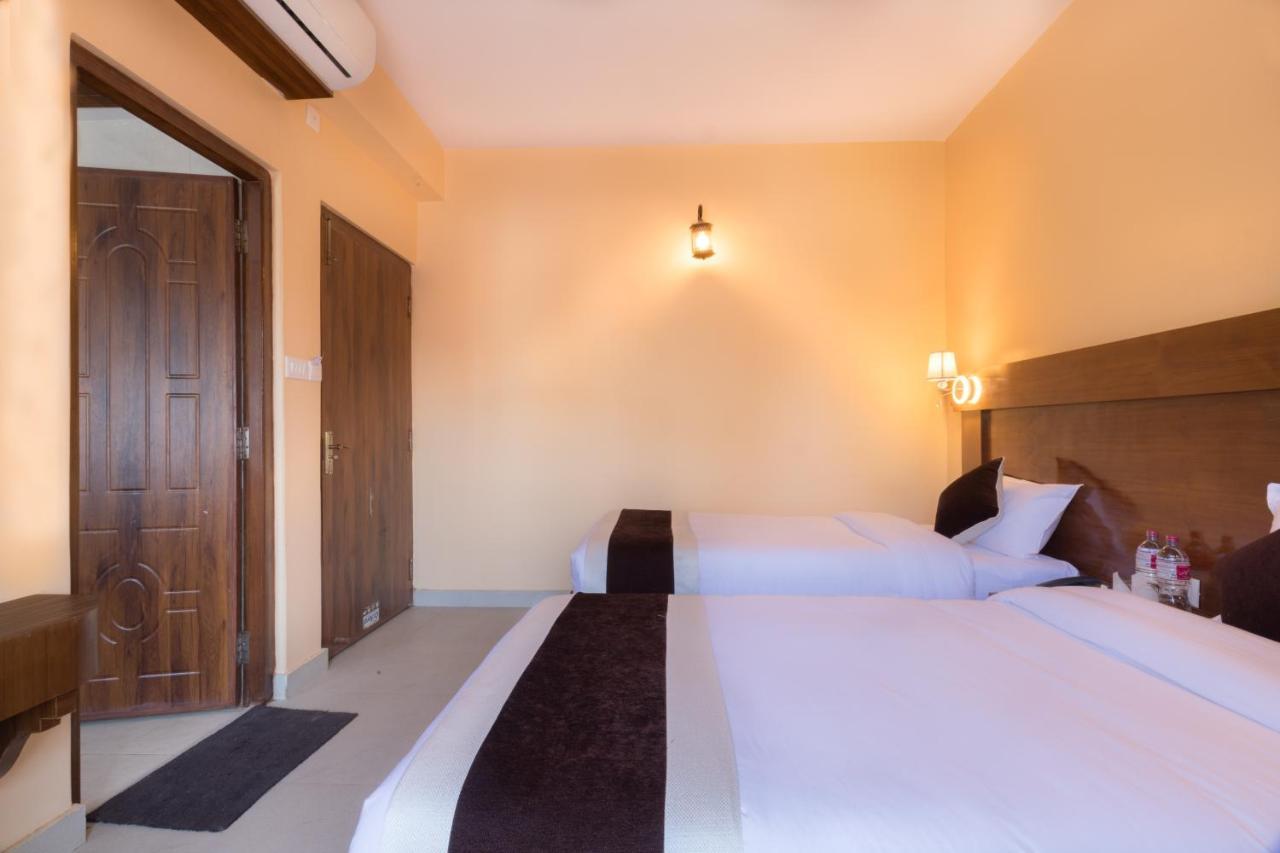 Hotel Lake Shore Pokhara Bagian luar foto