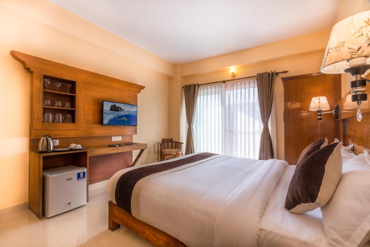 Hotel Lake Shore Pokhara Bagian luar foto