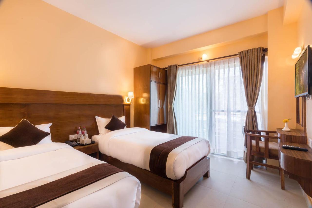 Hotel Lake Shore Pokhara Bagian luar foto