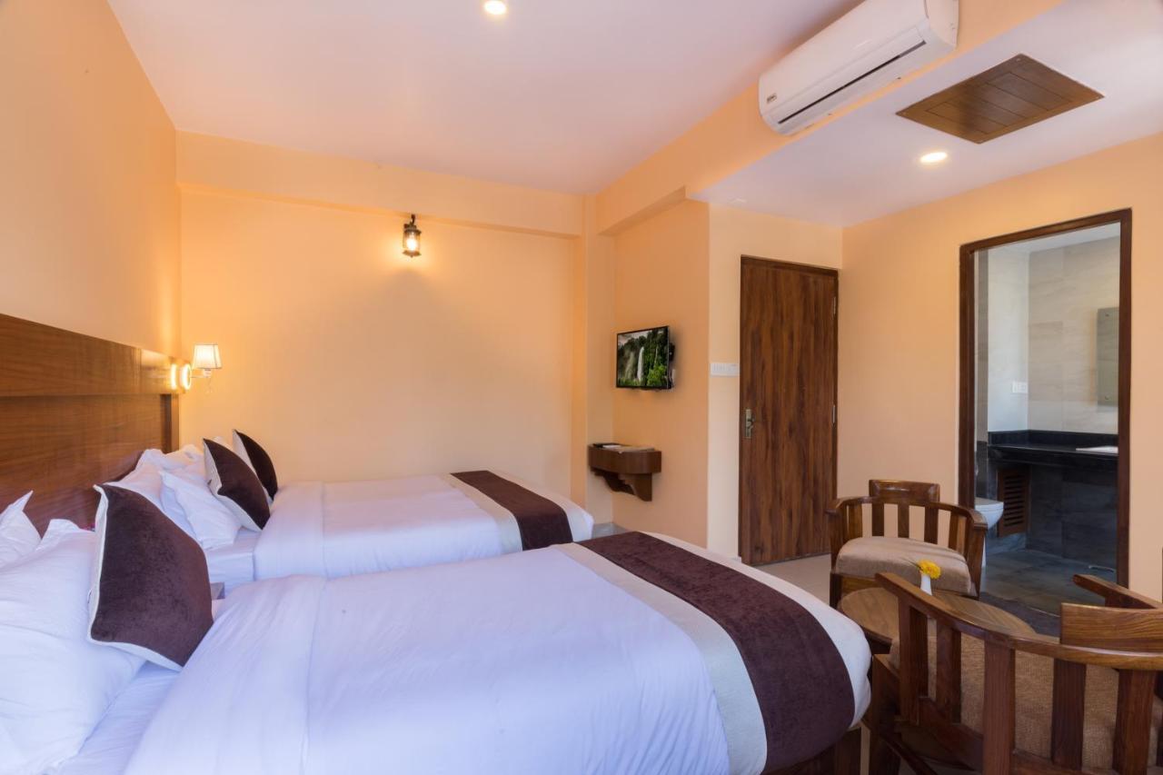 Hotel Lake Shore Pokhara Bagian luar foto