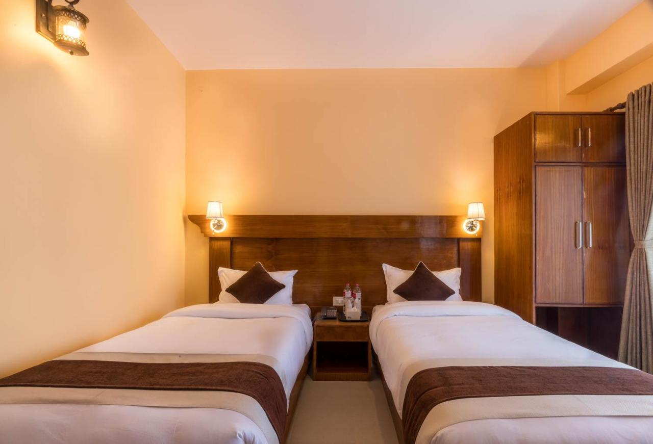 Hotel Lake Shore Pokhara Bagian luar foto