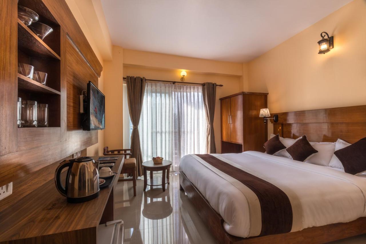 Hotel Lake Shore Pokhara Bagian luar foto