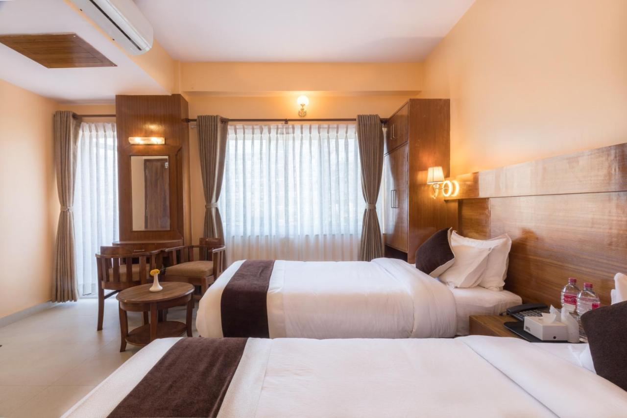 Hotel Lake Shore Pokhara Bagian luar foto
