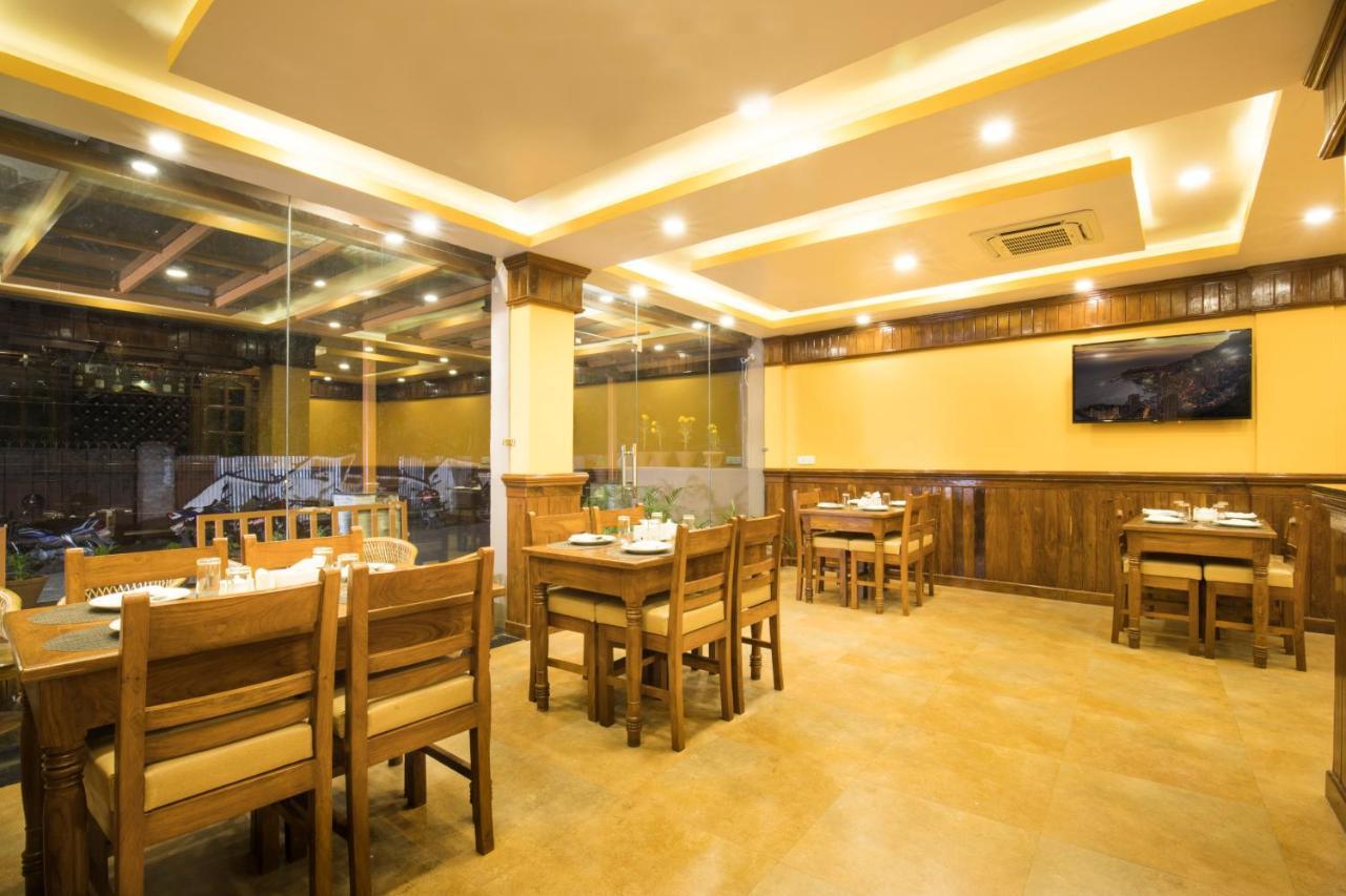 Hotel Lake Shore Pokhara Bagian luar foto