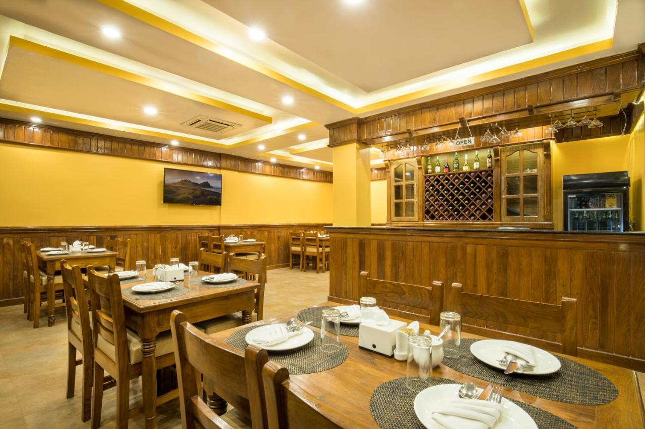 Hotel Lake Shore Pokhara Bagian luar foto