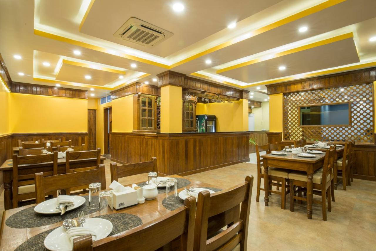 Hotel Lake Shore Pokhara Bagian luar foto