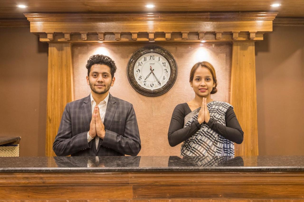 Hotel Lake Shore Pokhara Bagian luar foto
