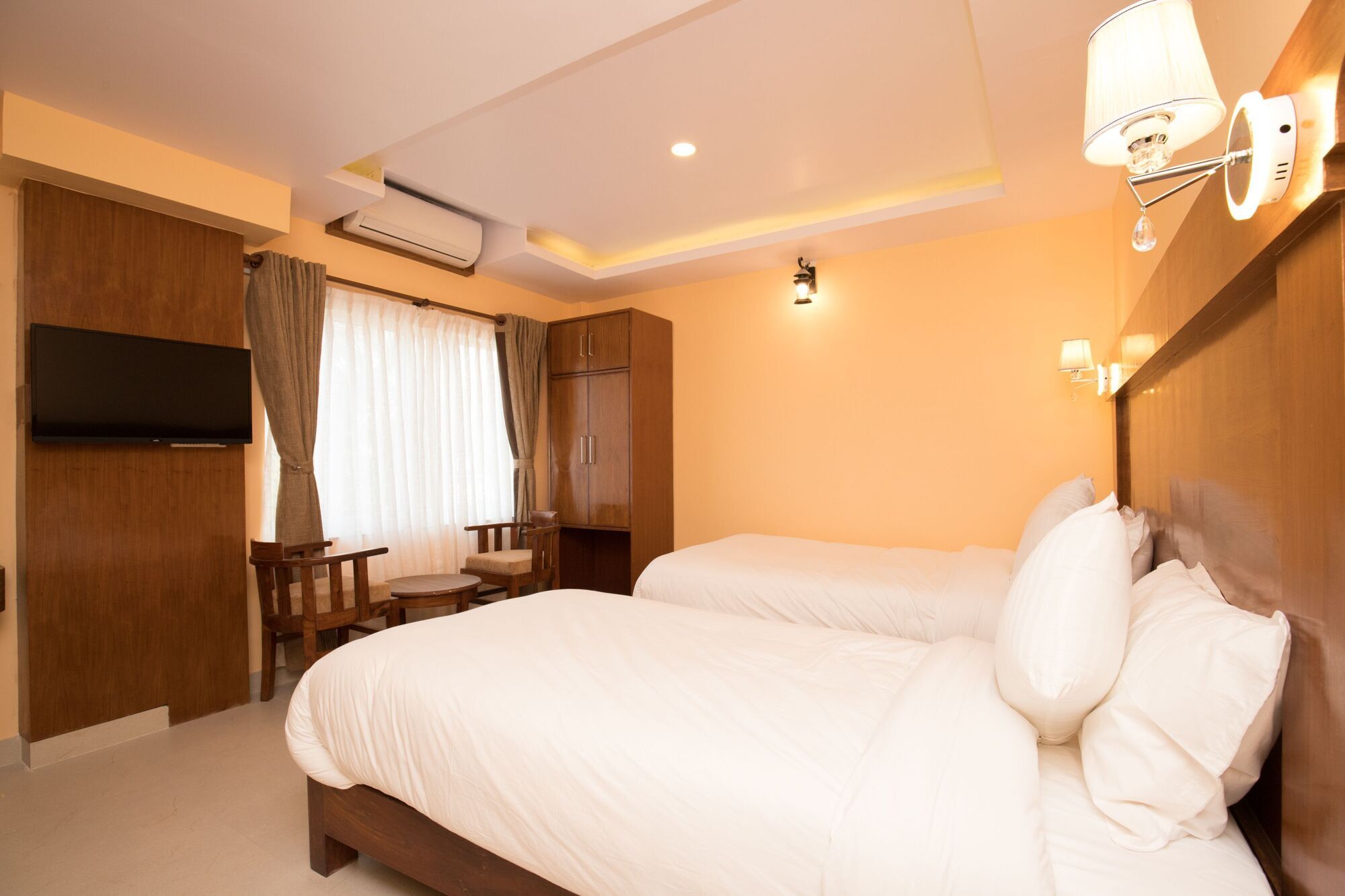 Hotel Lake Shore Pokhara Bagian luar foto