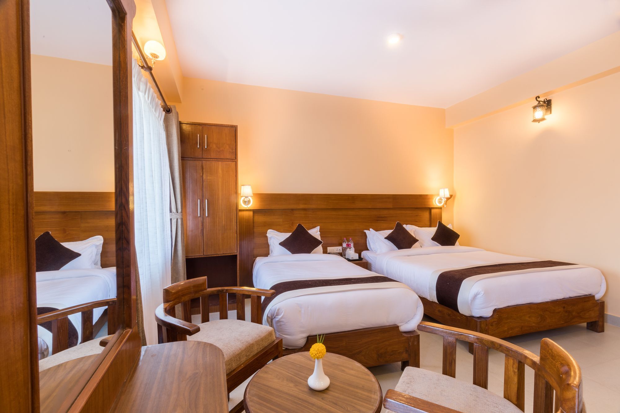 Hotel Lake Shore Pokhara Bagian luar foto
