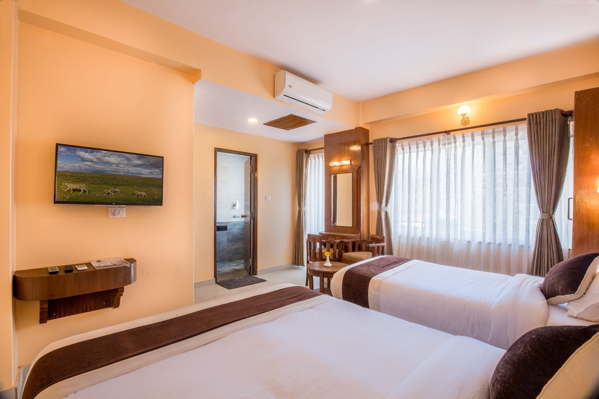 Hotel Lake Shore Pokhara Bagian luar foto